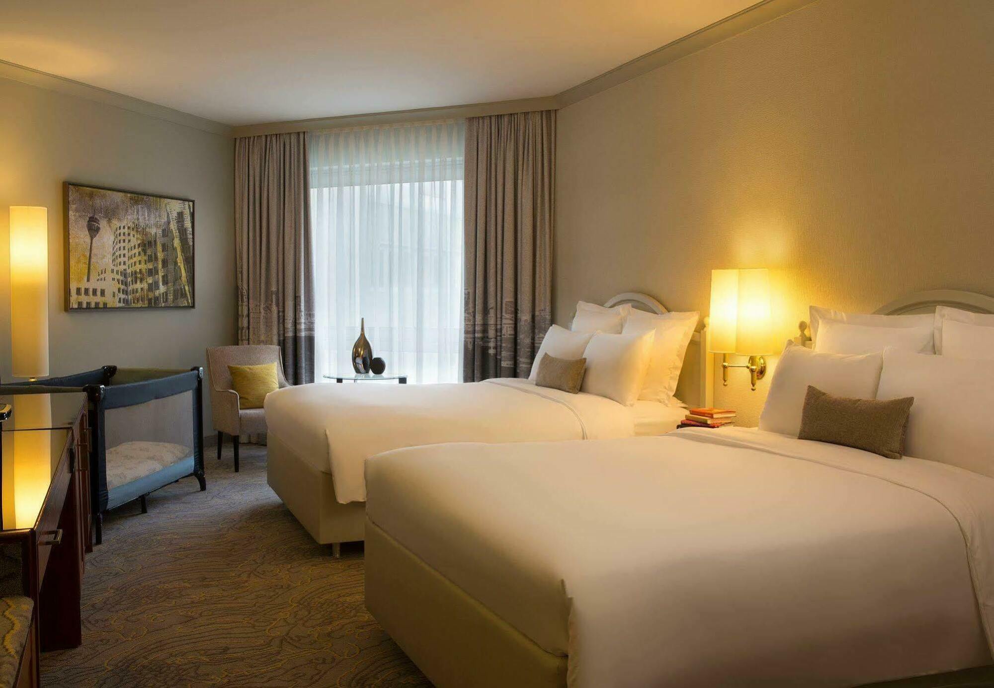 Renaissance Duesseldorf Hotel Экстерьер фото