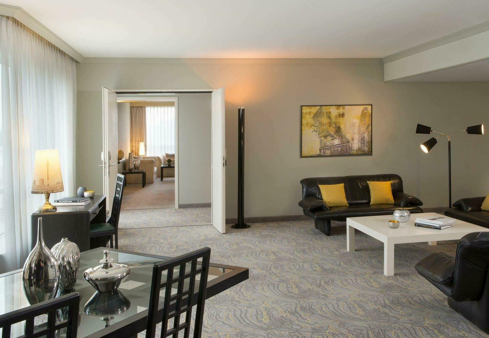 Renaissance Duesseldorf Hotel Экстерьер фото